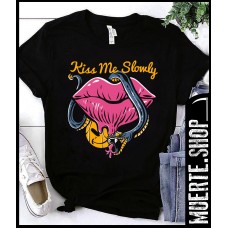 Черна тениска KISS ME SLOWLY с щампа